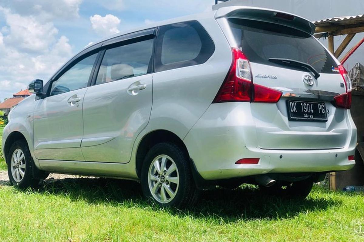 hõbedane auto, mis on pargitud rohuväljale