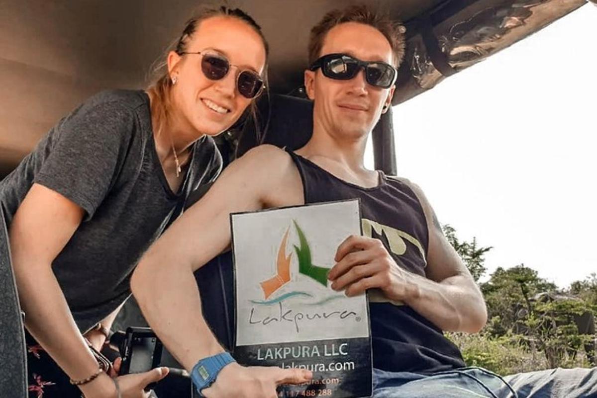 naine istub mehe kõrval ja hoiab käes silti