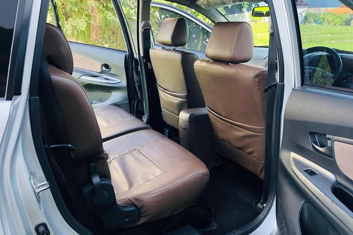 otevřené zadní sedadlo minivanu se zadními sedadly nahoře