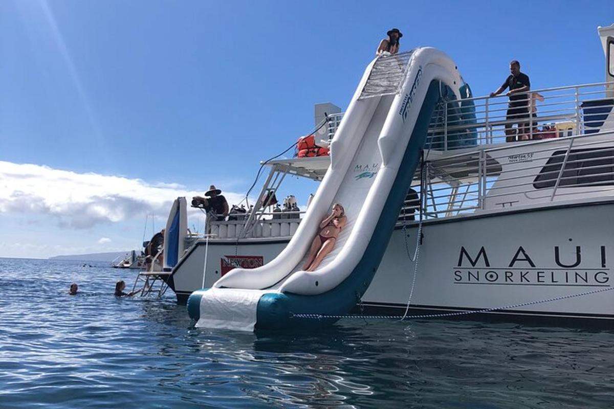 un tobogán en el costado de un barco en el agua