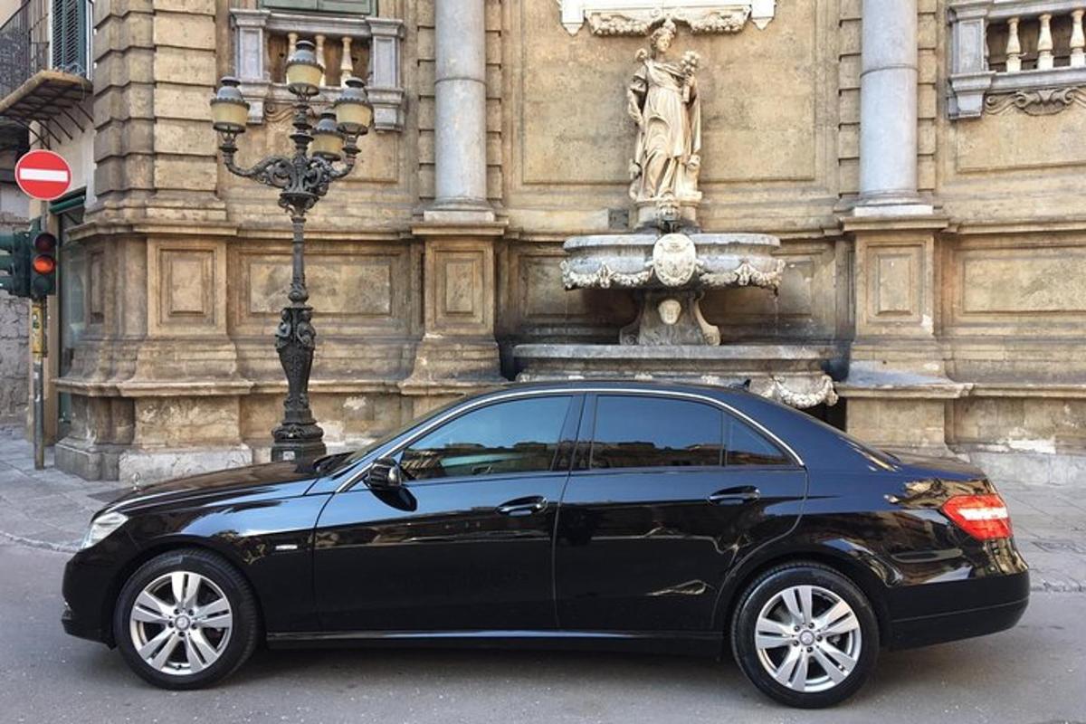 černé auto zaparkované před budovou