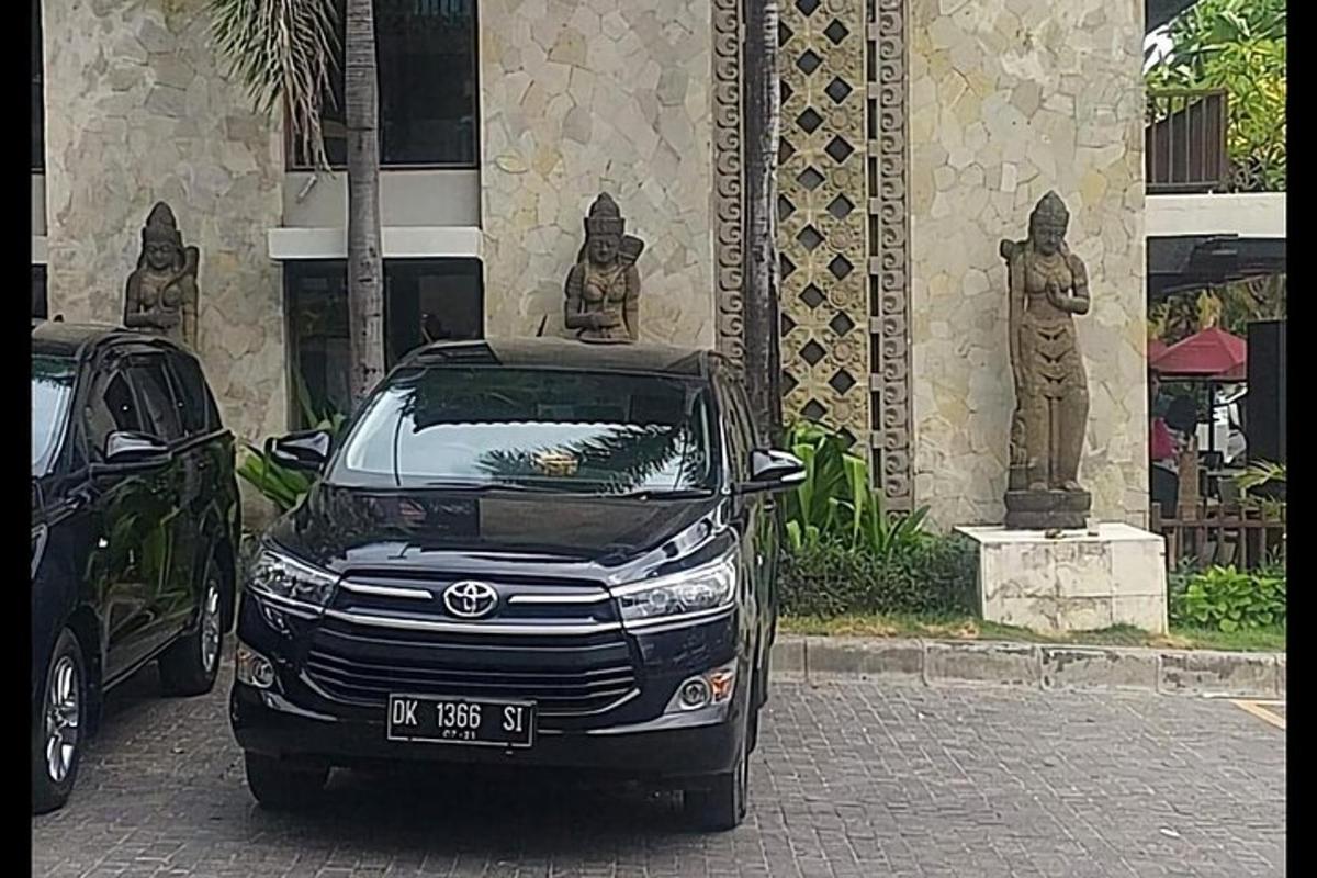 černé auto zaparkované před budovou