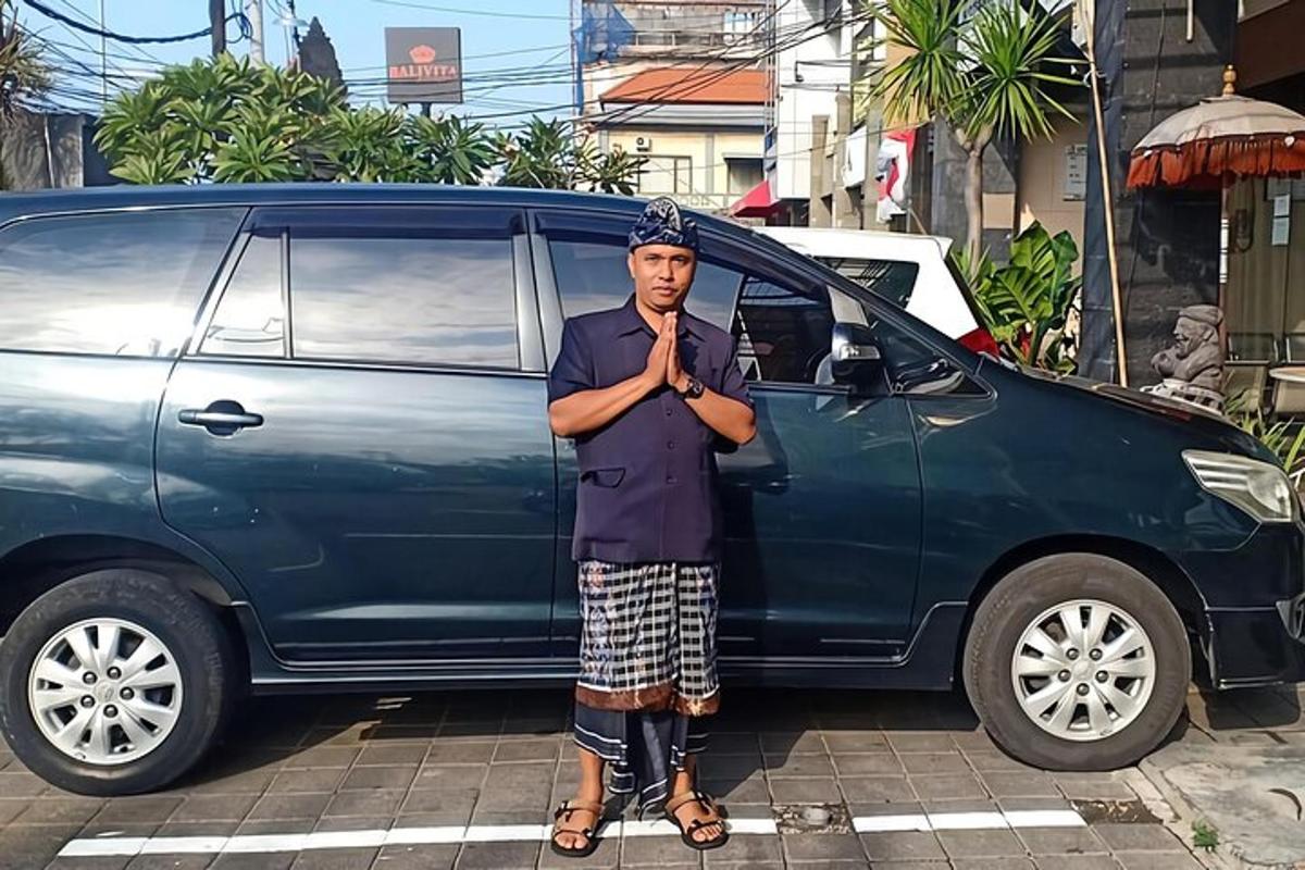 seorang pria berdiri di depan sebuah mobil van biru
