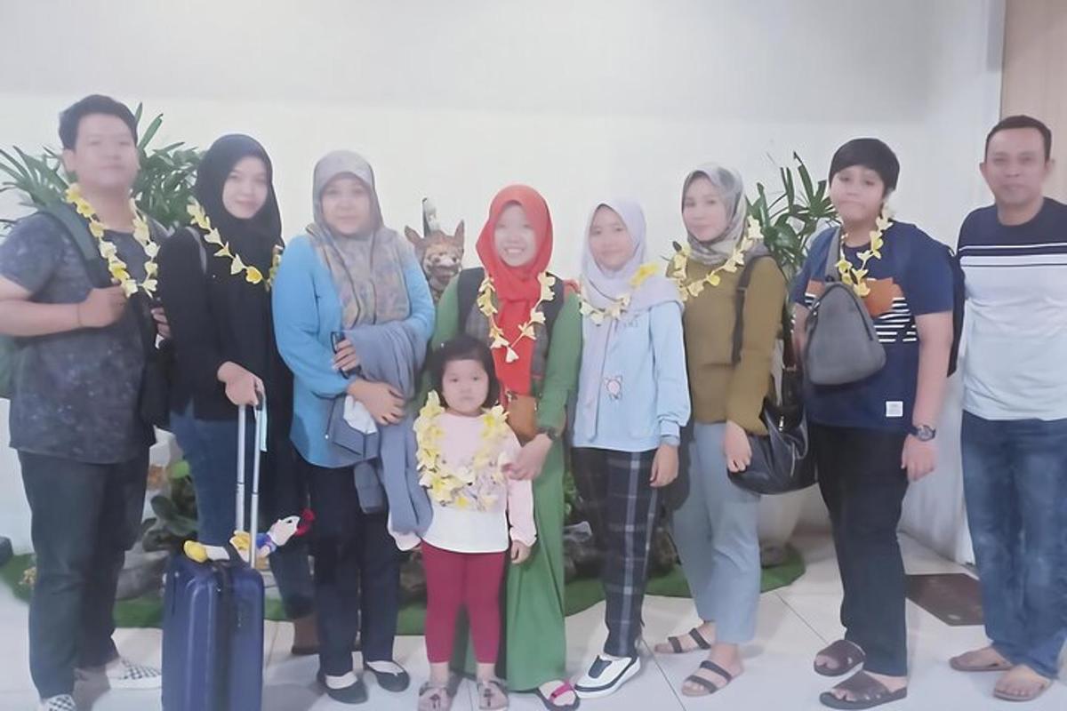 sekelompok orang berpose untuk foto