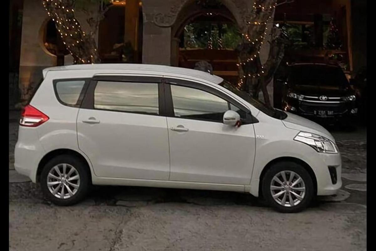 mobil putih diparkir di tempat parkir