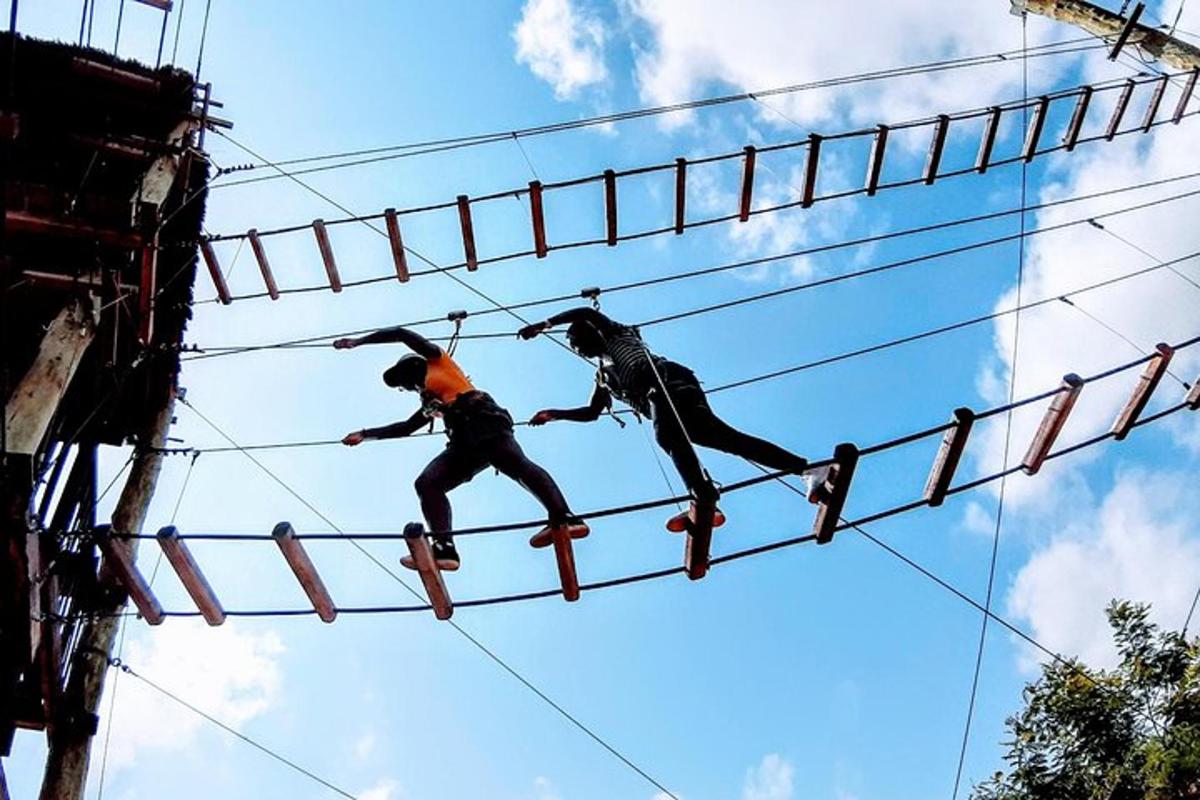 Dos personas están jugando en un poste en una patineta