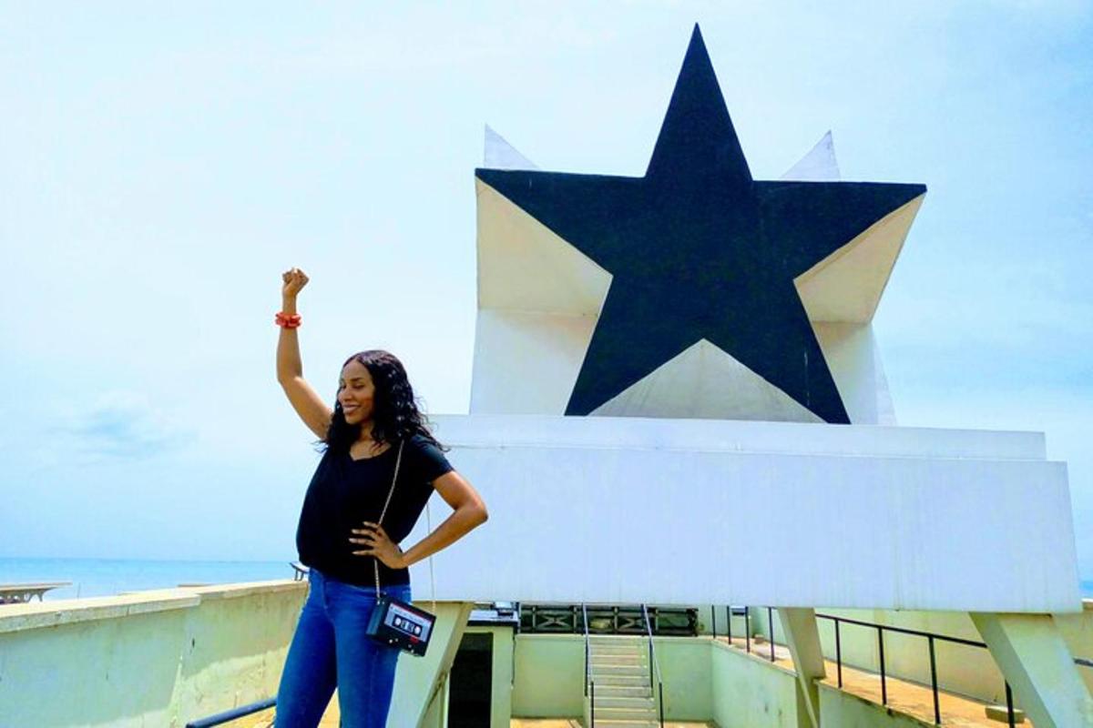 uma mulher em pé na frente de uma grande estrela