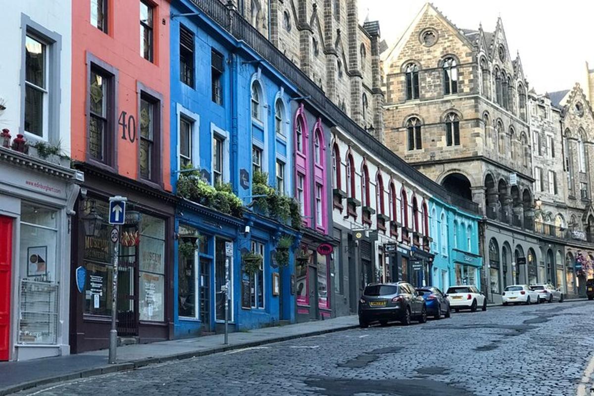 un carrer de la ciutat amb edificis de colors i cotxes aparcats