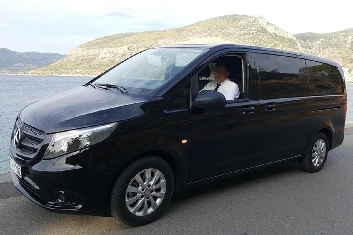 un uomo seduto al posto di guida di un furgone nero