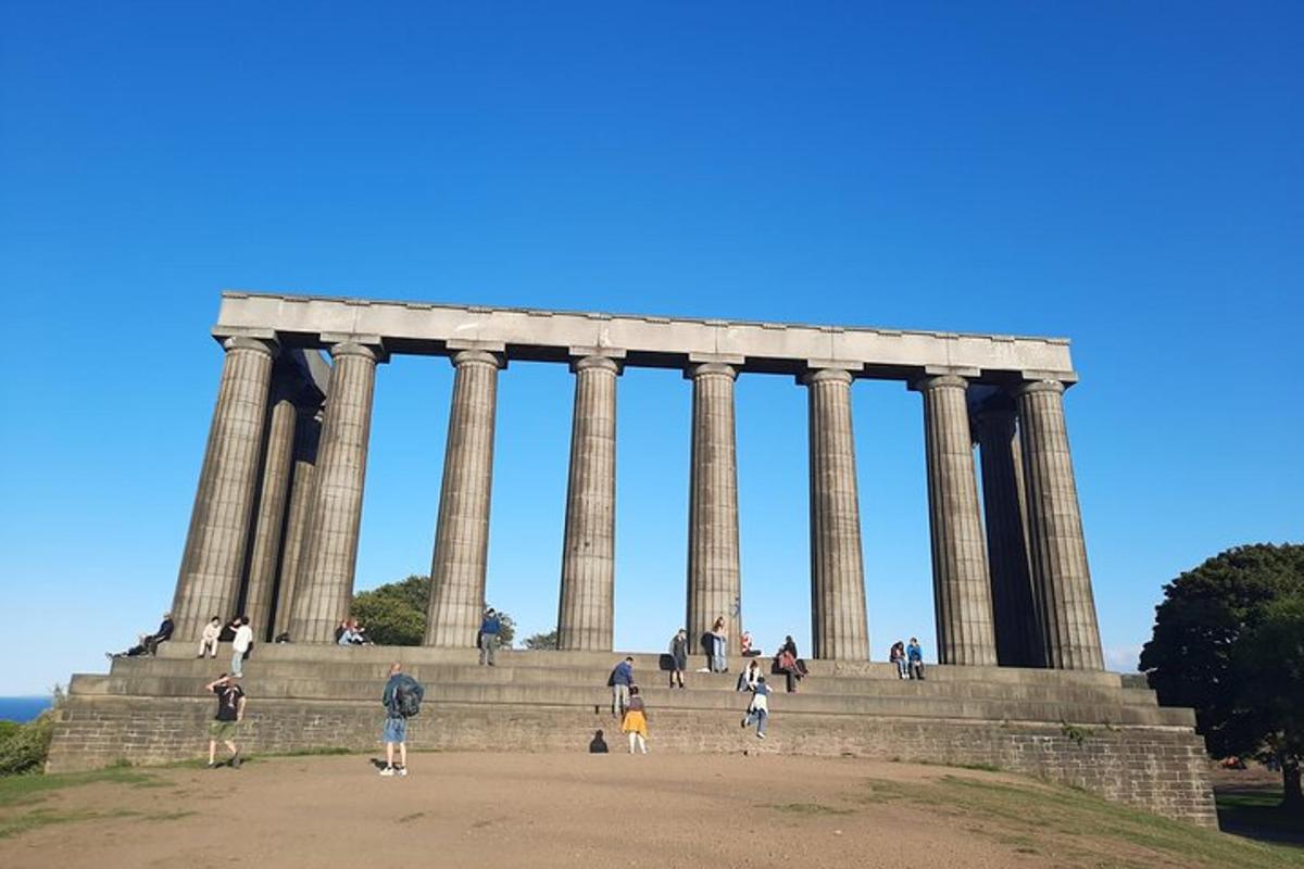 un grup de persones al voltant d'un monument