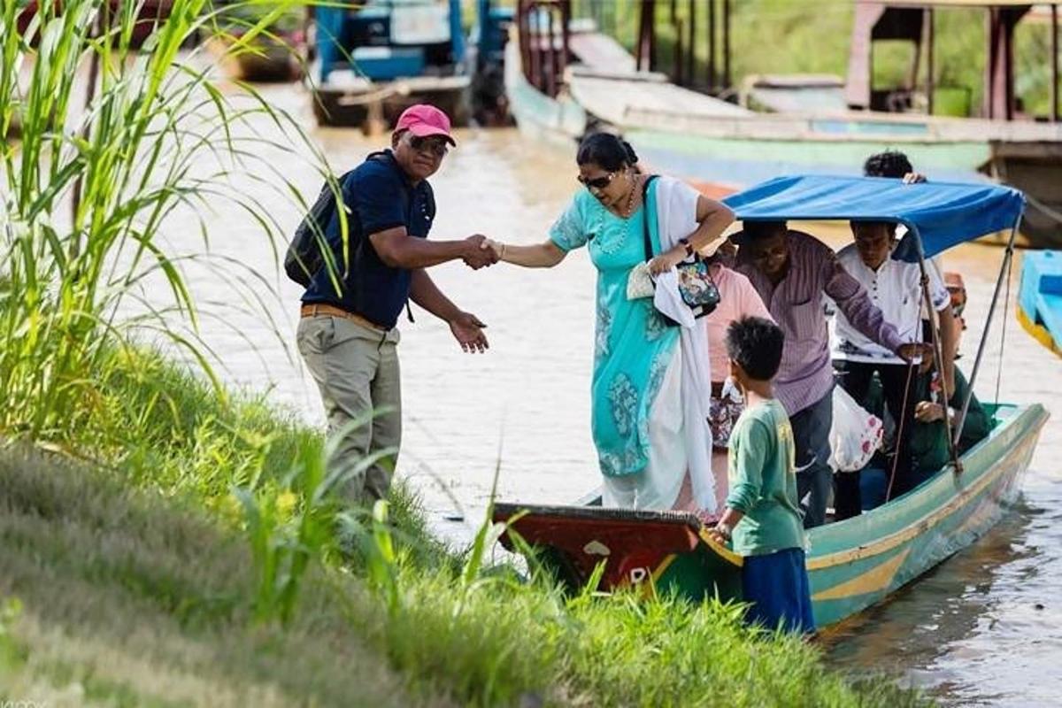 un grupo de personas en un barco en el agua