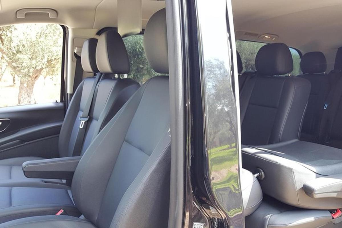 ein Rücksitz eines Autos mit umgeklappten Sitzen