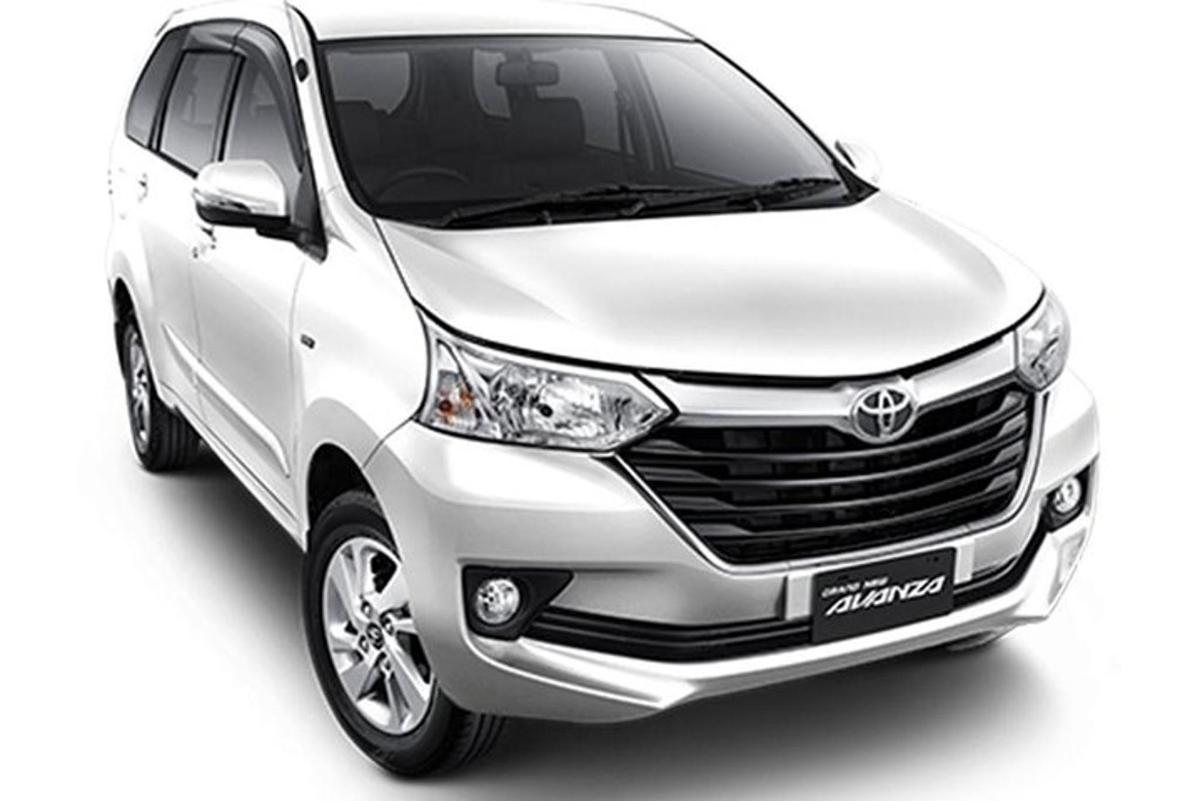 bílý hybridní vůz Toyota