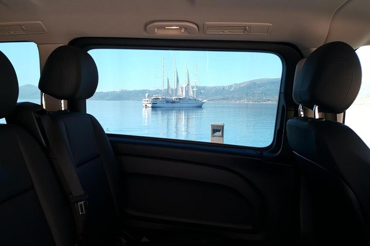una vista di una barca in acqua da un veicolo