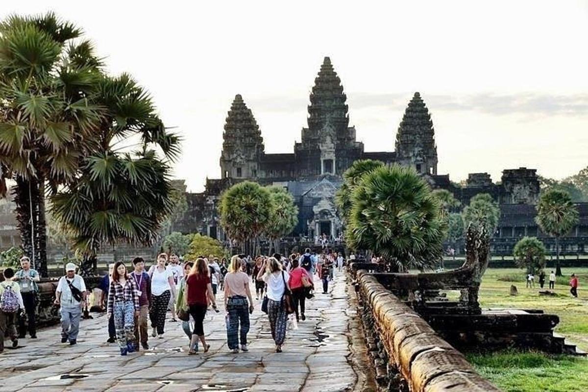 un gruppo di persone che camminano davanti a un tempio
