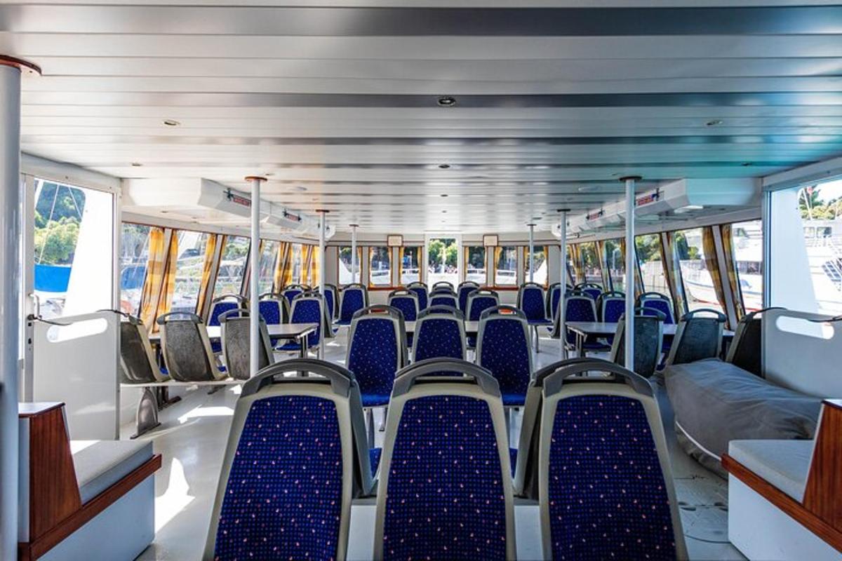 prázdný autobus s modrými sedadly
