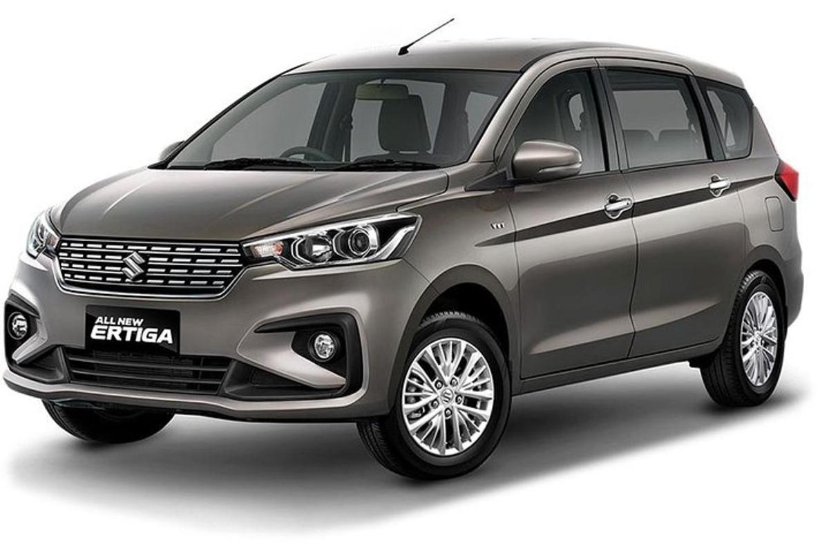 stříbrné auto Suzuki Affrique na bílém pozadí