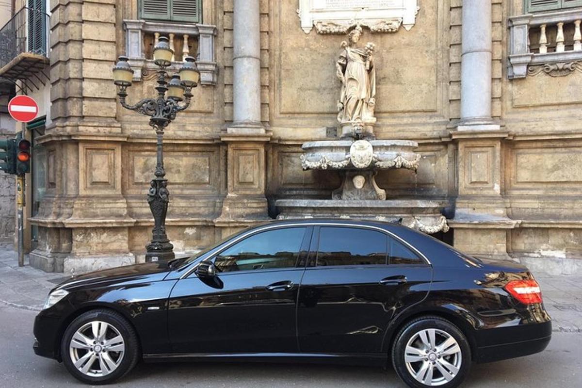 un cotxe negre aparcat davant d'un edifici