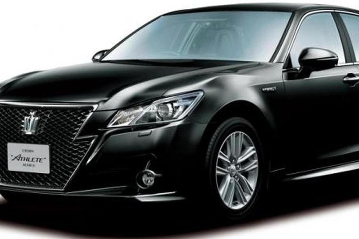 je zobrazen černý Lexus