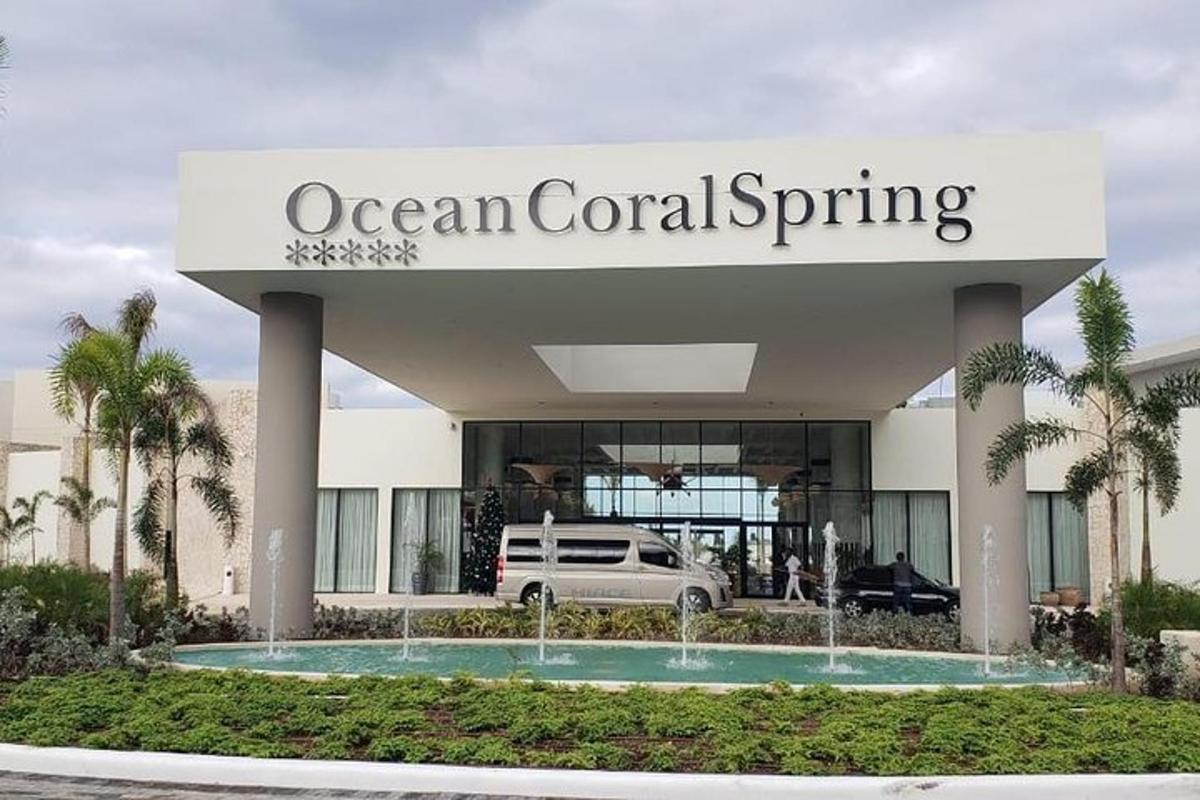 un coche aparcado delante de un edificio