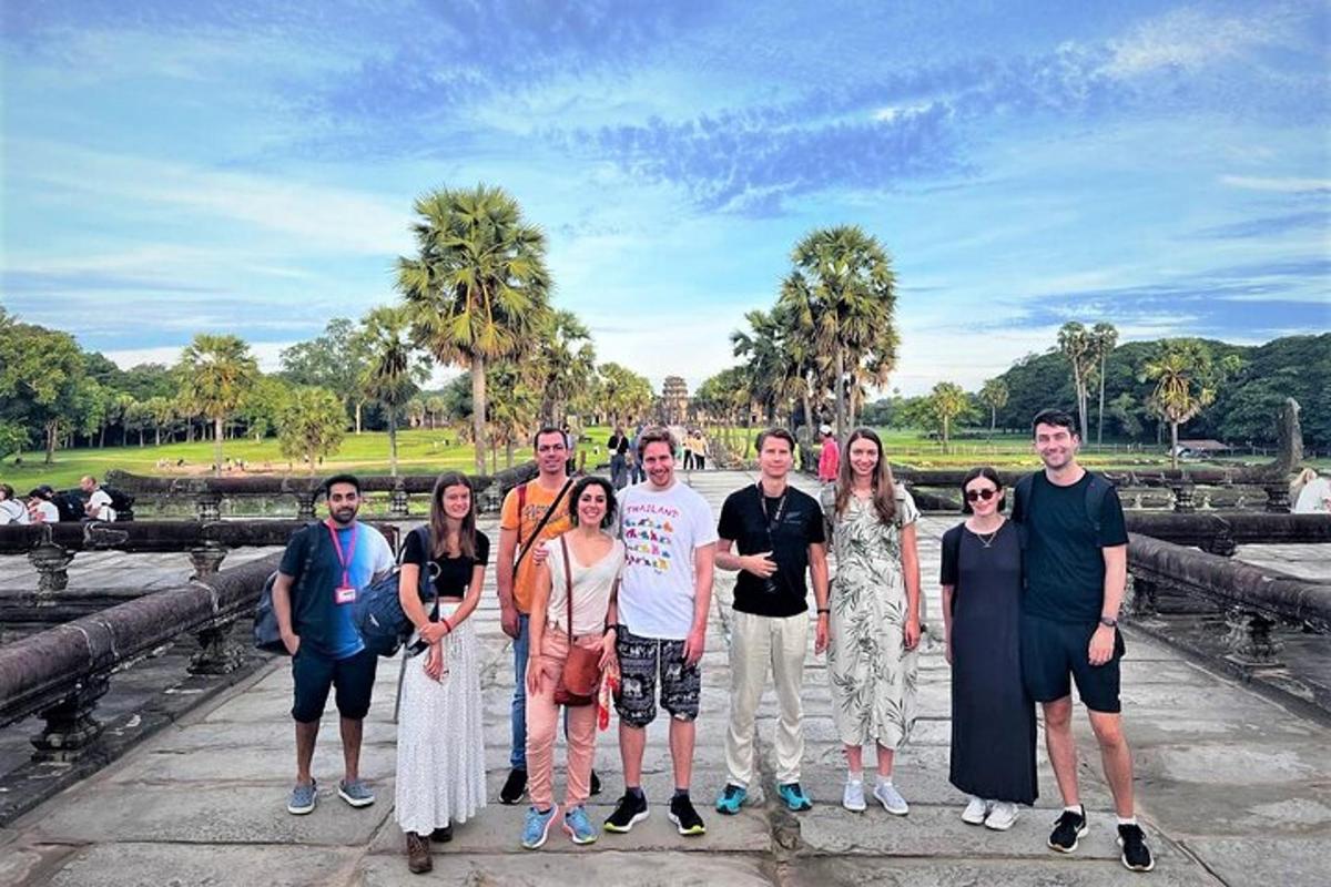 un grup de persones posant per a una foto en un parc