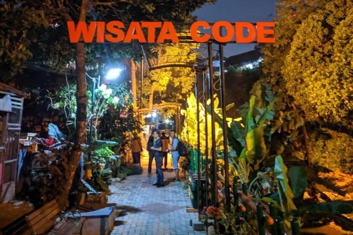 Μια πινακίδα που λέει κώδικας Wyssica σε έναν δρόμο τη νύχτα