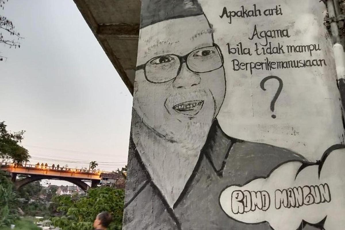 ένας πίνακας ενός άνδρα με γυαλιά σε έναν τοίχο