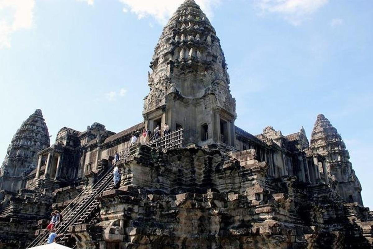 sebuah gedung dengan orang-orang berdiri di tangganya
