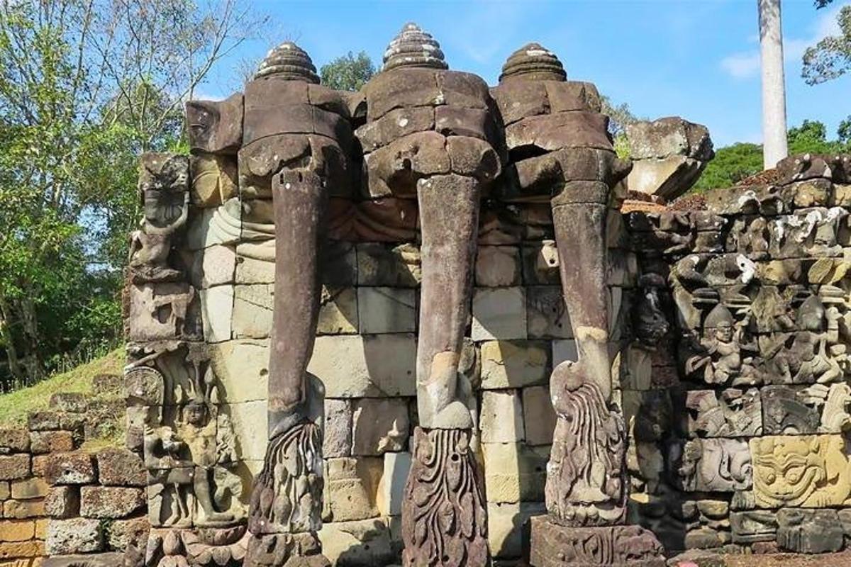 sebuah bangunan batu dengan patung-patung di sisinya