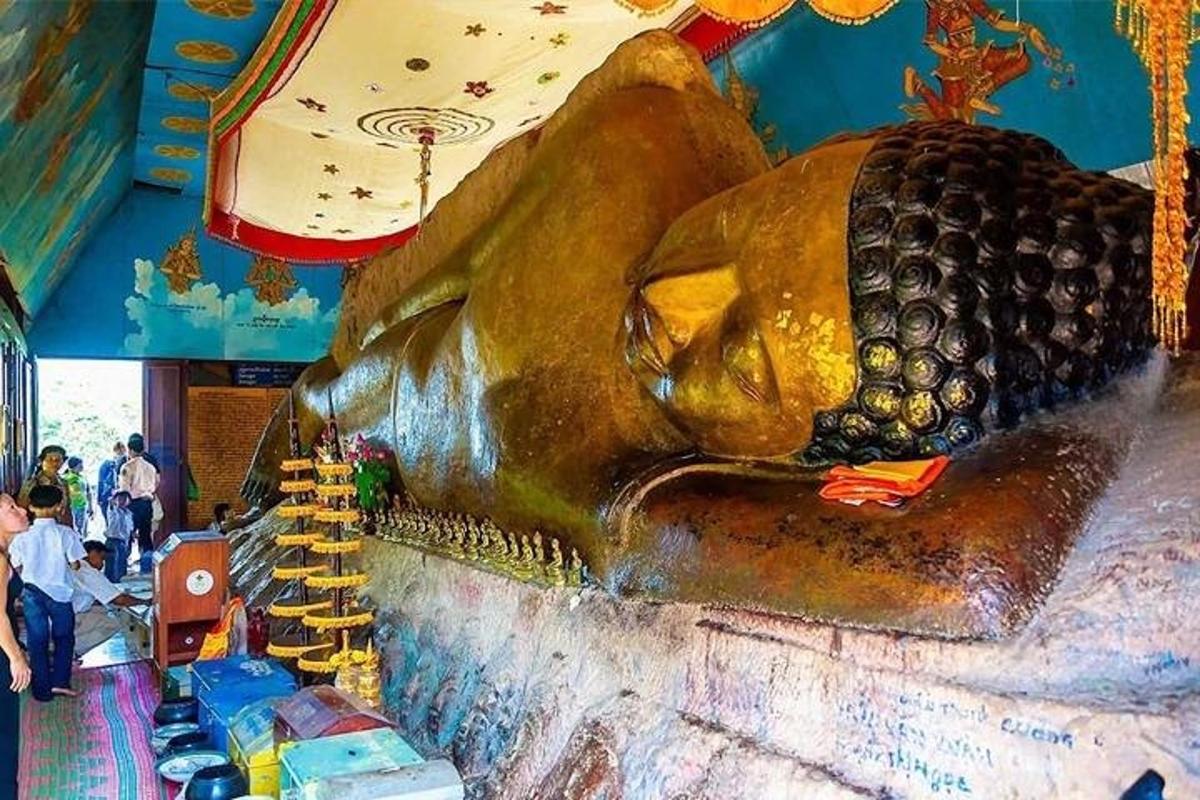 patung anjing besar di sebuah gedung