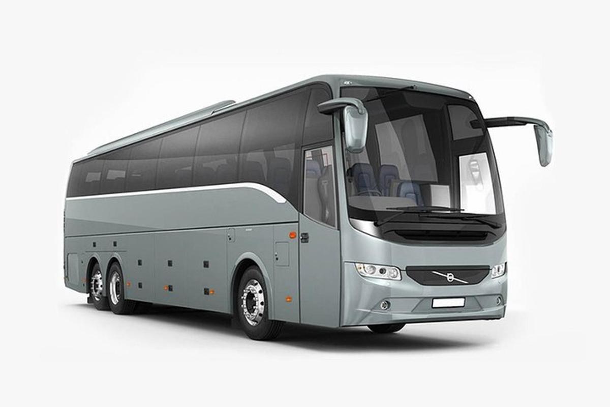 Šedý autobus je na bílém pozadí