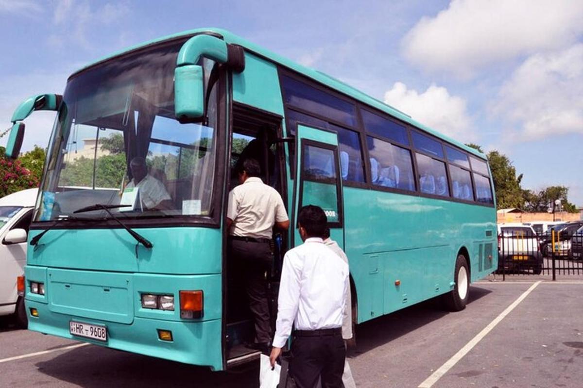 divi vīrieši iekāpj zilā autobusā