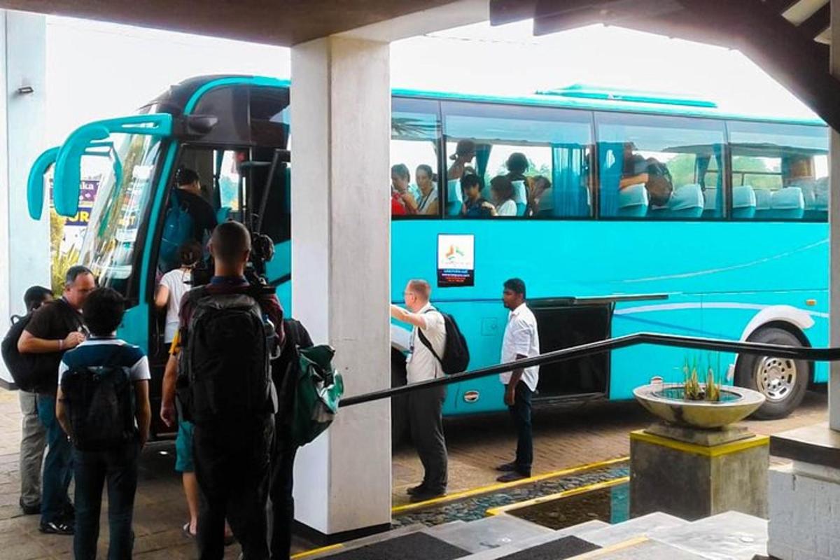 skupina lidí nastupujících do modrého autobusu