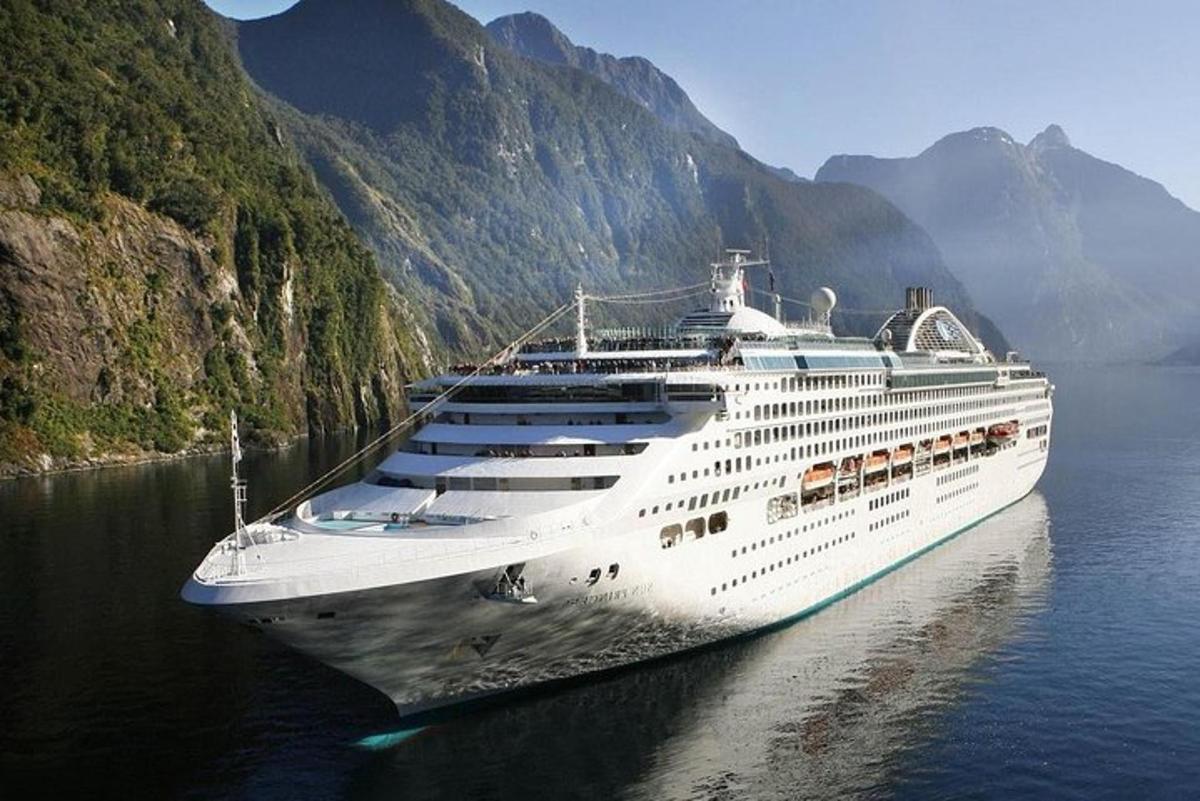 una nave da crociera in acqua vicino alle montagne