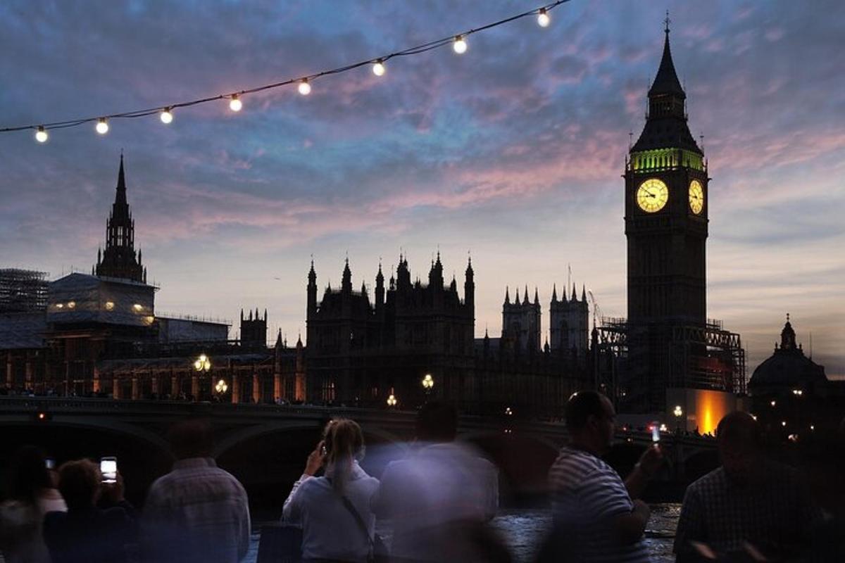 una folla di persone che guarda la torre dell'orologio del Big Ben
