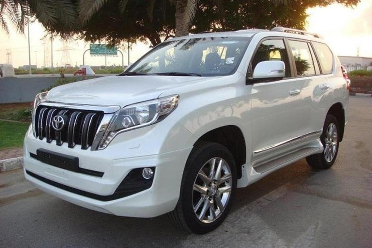 một chiếc xe suv màu trắng đỗ trong bãi đậu xe