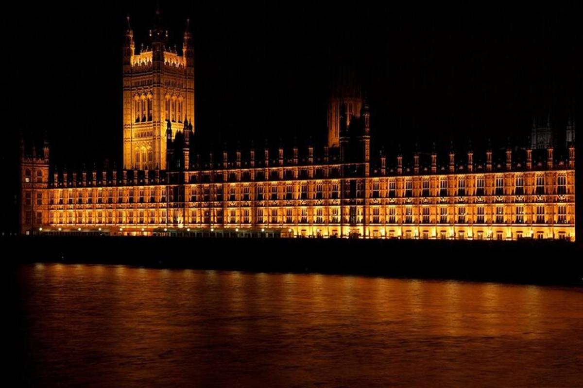 stór bygging með klukkuturni og Big Ben