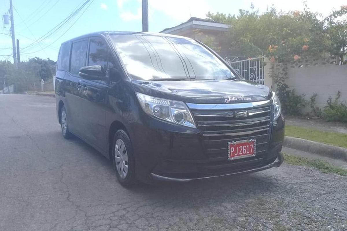 černá dodávka zaparkovaná na kraji ulice