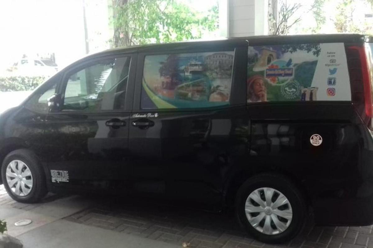 Na parkovišti parkuje černá dodávka