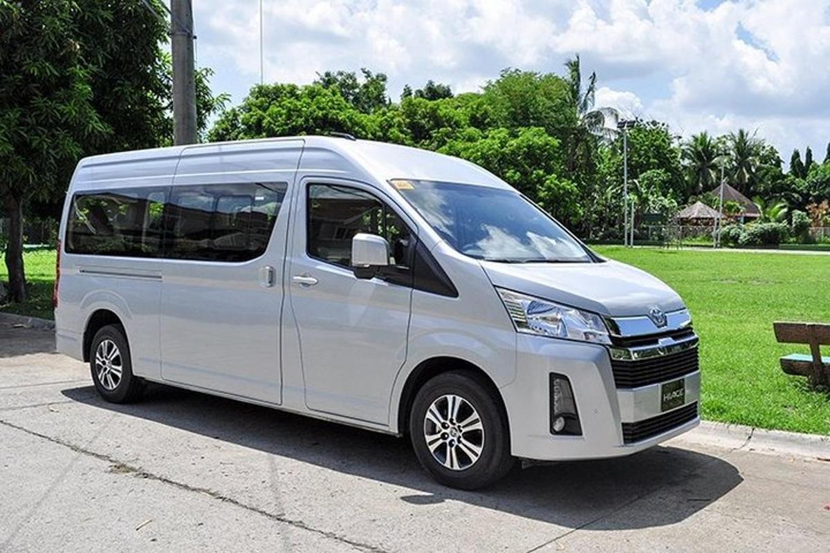 một chiếc xe tải màu trắng đỗ bên lề đường