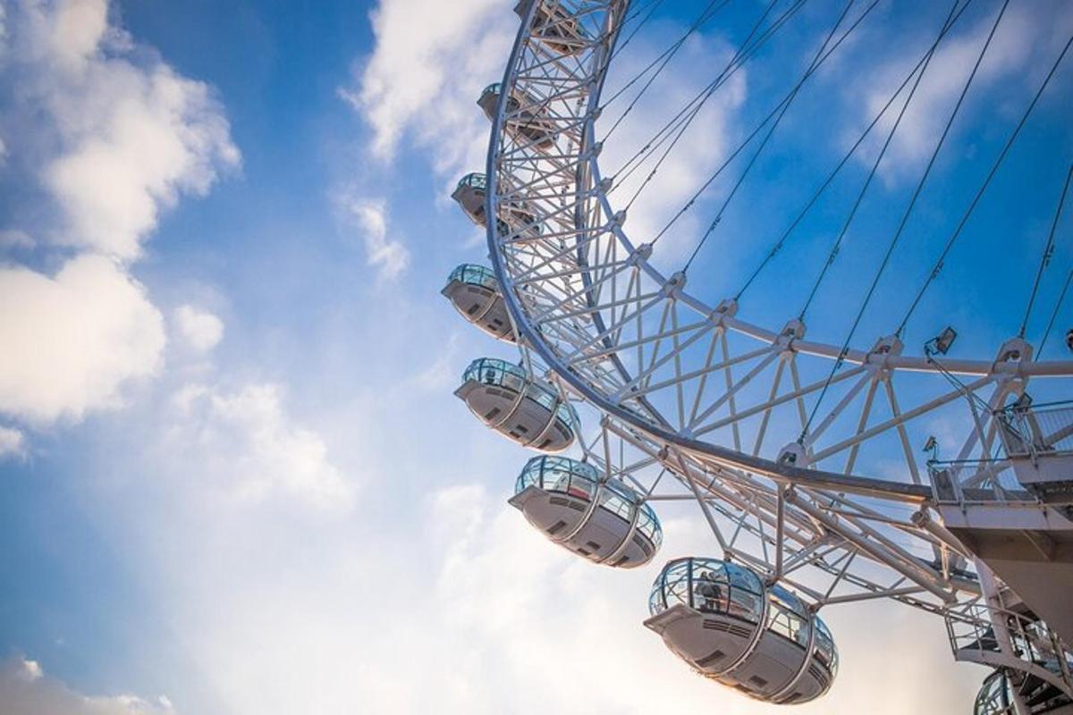 una ruota panoramica contro un cielo azzurro con nuvole