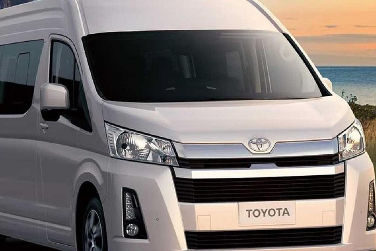 Una camioneta Toyota blanca estacionada junto al océano.