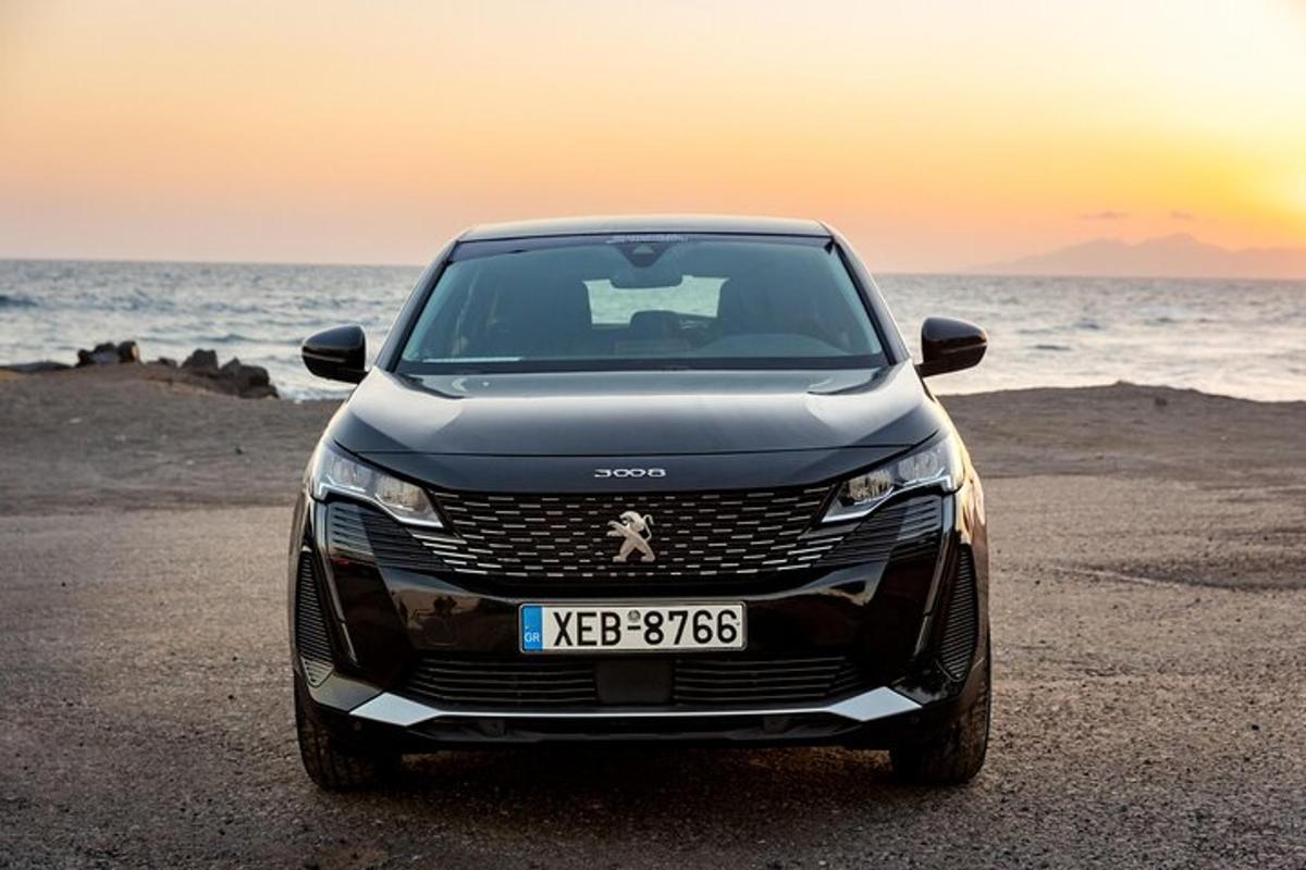černé auto zaparkované na pláži u oceánu