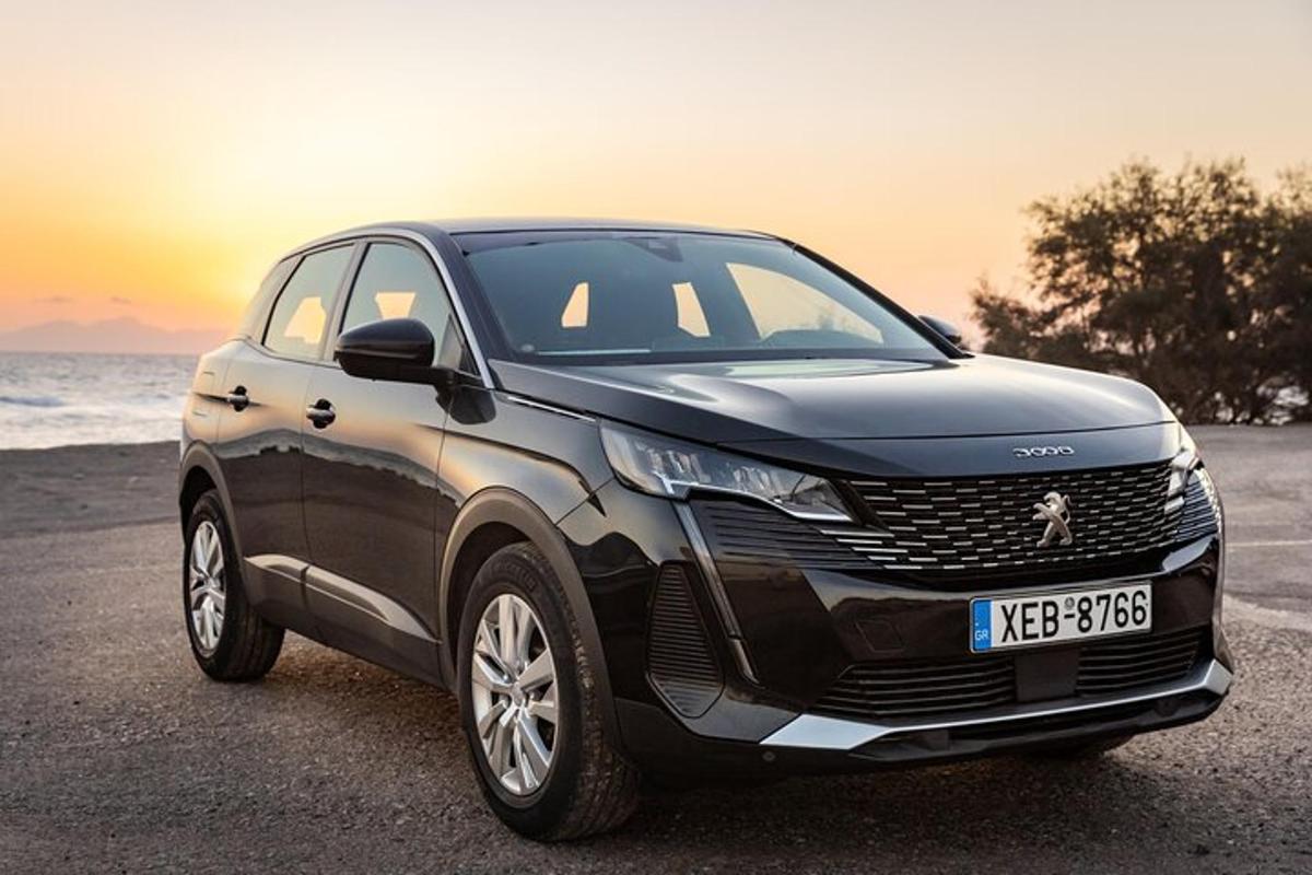 černé auto zaparkované na pláži u oceánu