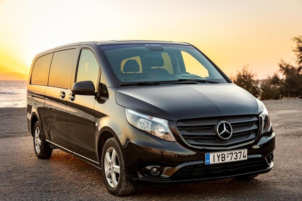 minivan zaparkovaný na pláži u oceánu