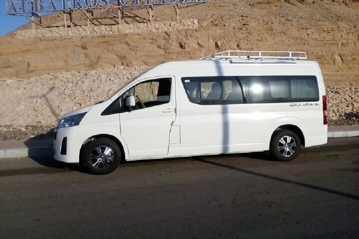 o dubă albă parcată pe marginea drumului
