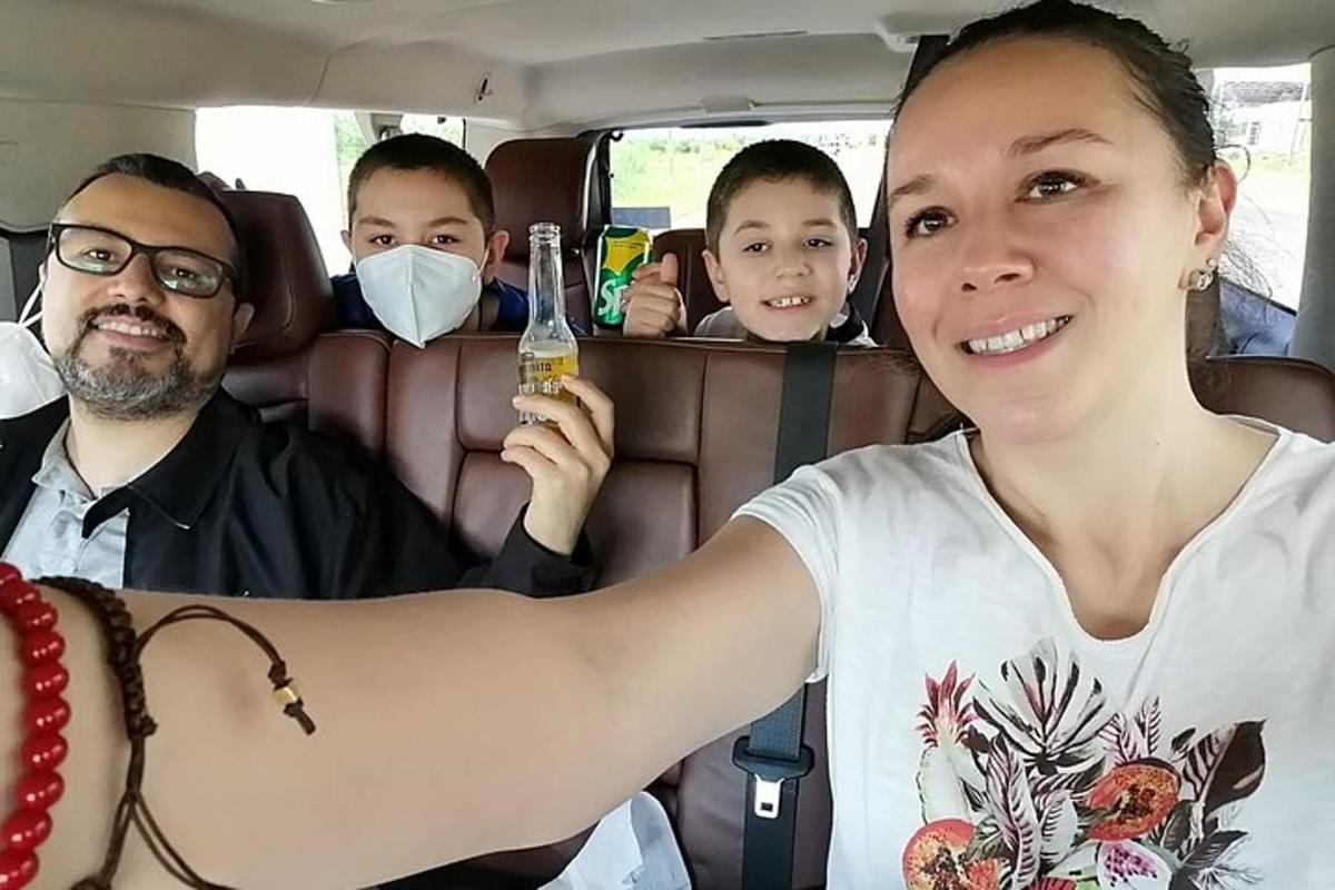 sekumpulan orang duduk di belakang kereta