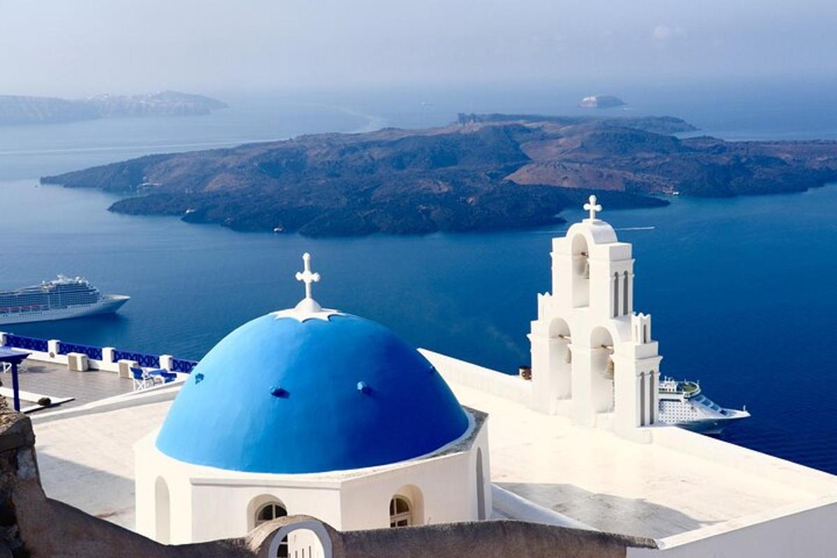una iglesia con una cúpula azul y una cruz