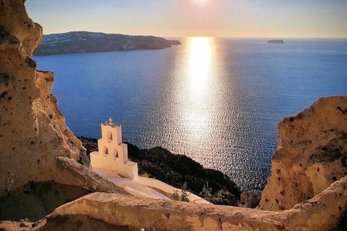 μια εκκλησία στην πλαγιά ενός γκρεμού κοντά στον ωκεανό