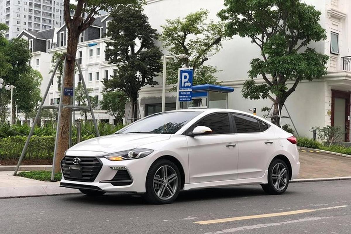 một chiếc xe màu trắng đỗ ở đồng hồ đỗ xe